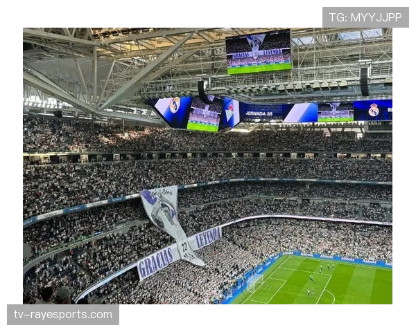 国家德比赛前，多特蒙德主场南看台已准备就绪