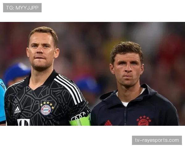 特写：37岁的穆勒替补登场策动制胜球，赛后与图赫尔紧紧相拥